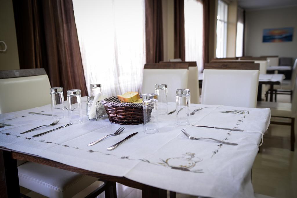 ניאה סקיוני Crown Hotel מראה חיצוני תמונה