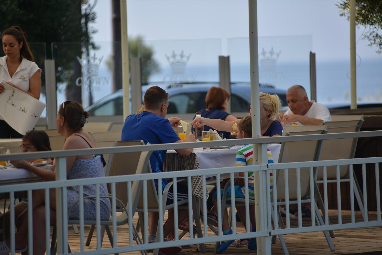 ניאה סקיוני Crown Hotel מראה חיצוני תמונה