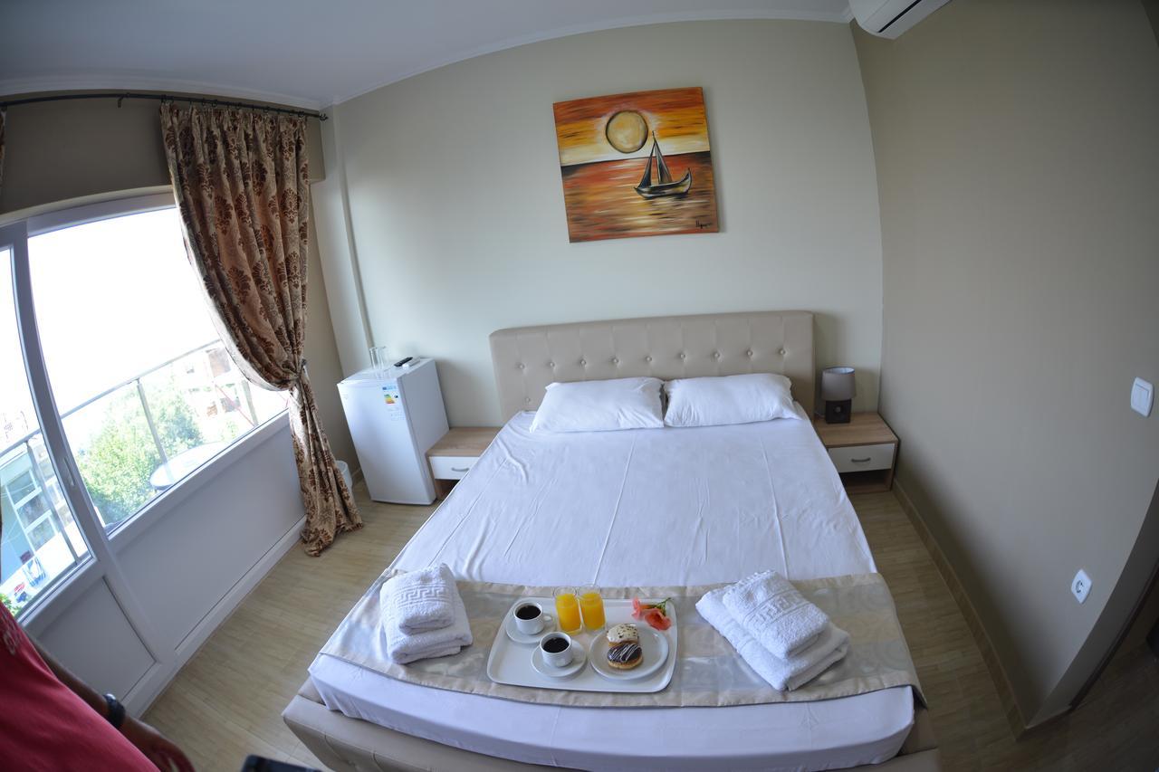 ניאה סקיוני Crown Hotel מראה חיצוני תמונה